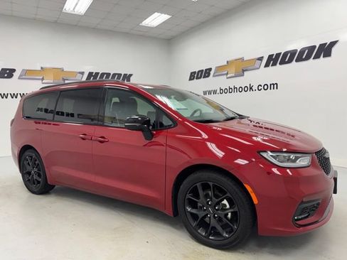 Used 2025 Chrysler Pacifica Limited FWD image 3