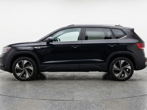 Used 2025 Volkswagen Taos SE AWD/4WD image 5