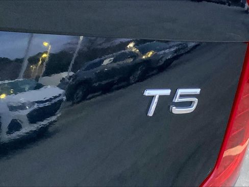 Used 2017 Volvo XC90 T5 Momentum w/ Vision Package image 10