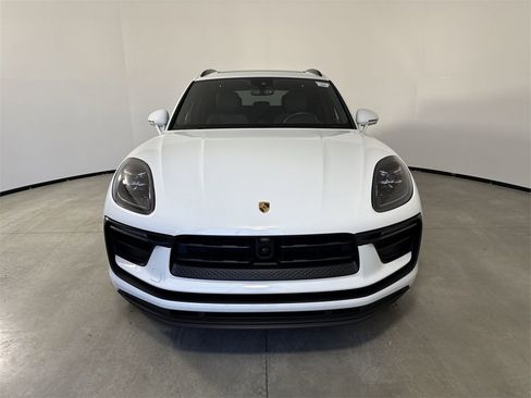 Certified 2024 Porsche Macan w/ Premium Plus Package image 10