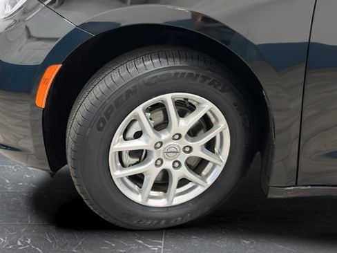 Used 2023 Chrysler Pacifica Touring-L FWD image 36
