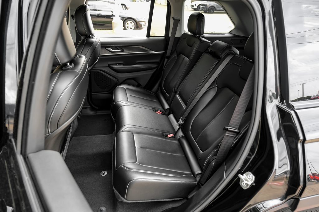 Used 2023 Jeep Grand Cherokee Limited w/ Black Appearance Package AWD/4WD image 50