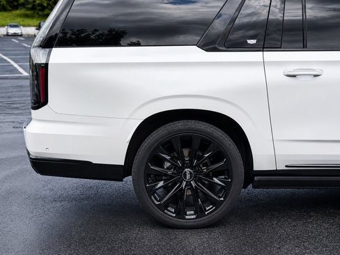 Used 2025 Cadillac Escalade ESV Sport Platinum w/ LPO, ONYX Package AWD/4WD image 9