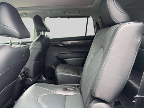 Certified 2024 Toyota Highlander Platinum AWD/4WD image 16