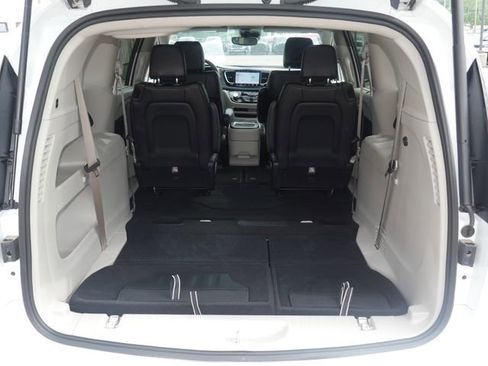 Used 2024 Chrysler Pacifica Touring-L FWD image 10
