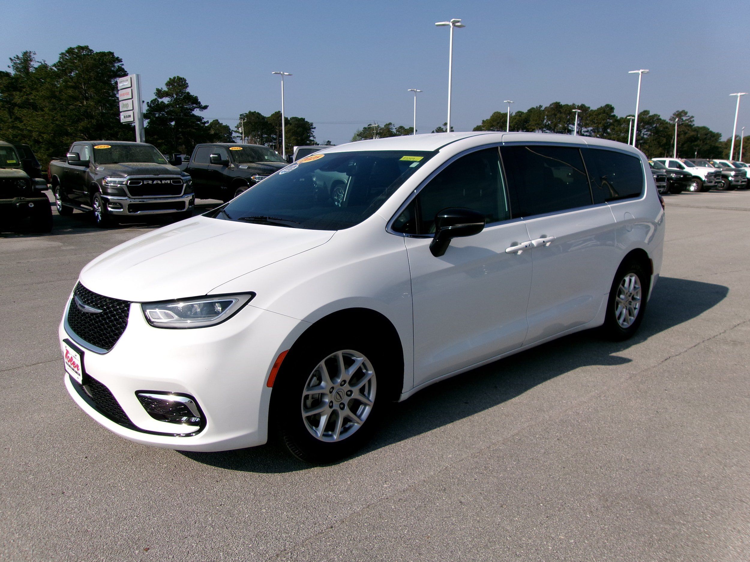 Used 2025 Chrysler Pacifica Select FWD image 2