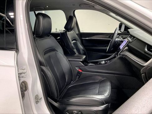 Used 2023 Jeep Grand Cherokee Limited image 10