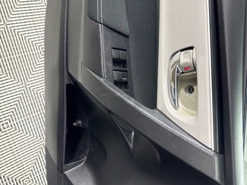 Used 2018 Toyota Corolla LE image 11