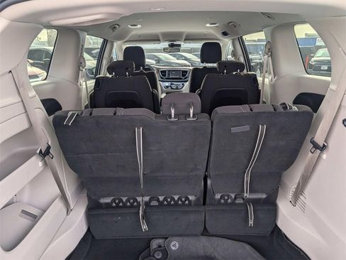 Used 2023 Chrysler Voyager LX image 7