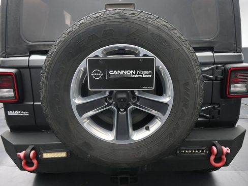 Used 2018 Jeep Wrangler Unlimited Sahara image 24