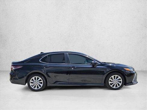 Used 2022 Toyota Camry LE FWD image 4