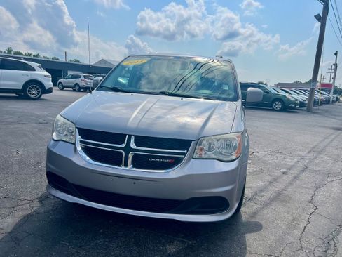 Used 2014 Dodge Grand Caravan SXT FWD image 2