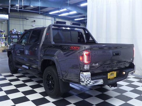 Used 2022 Toyota Tacoma SR5 AWD/4WD image 4