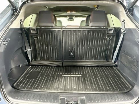 Used 2024 Toyota Highlander XLE AWD/4WD image 30