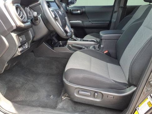 Used 2022 Toyota Tacoma TRD Off-Road AWD/4WD image 15