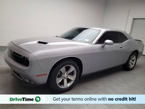 Used 2015 Dodge Challenger SXT RWD image 1