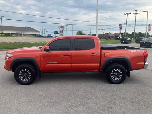 Used 2017 Toyota Tacoma TRD Off-Road w/ Tow Package AWD/4WD image 4