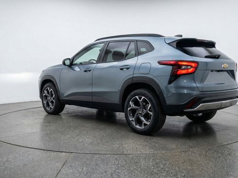 Used 2025 Chevrolet Trax LT FWD image 6