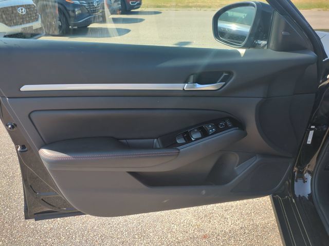 Used 2025 Nissan Altima 2.5 SR FWD image 12