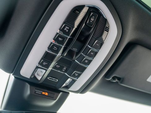 Certified 2025 Porsche Macan image 19