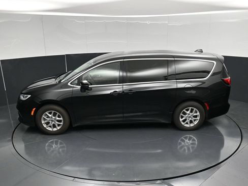 Used 2023 Chrysler Pacifica Touring-L FWD image 51