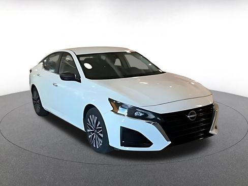 Used 2025 Nissan Altima 2.5 SV FWD image 15