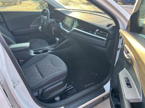 Used 2022 Kia Niro LX image 9