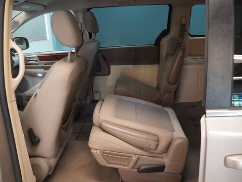 Used 2009 Chrysler Town & Country Touring FWD image 19