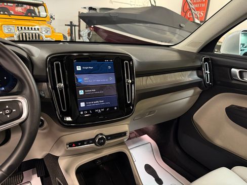 Used 2025 Volvo XC40 B5 Plus image 45