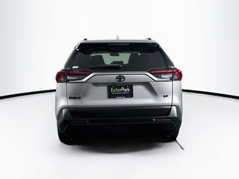 Used 2021 Toyota RAV4 LE FWD image 7