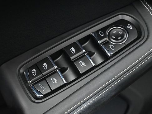 Certified 2023 Porsche Macan AWD/4WD image 19