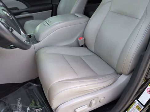 Used 2018 Toyota Highlander XLE FWD image 16