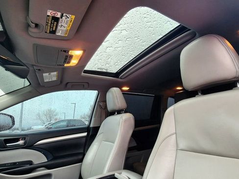 Used 2018 Toyota Highlander XLE w/ Carpet Mat Package (TMS) image 26
