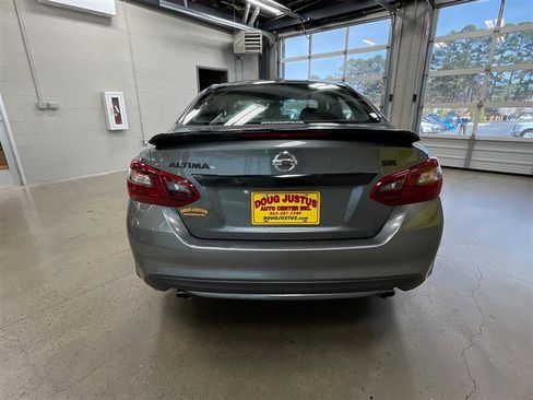 Used 2018 Nissan Altima 2.5 SR w/ SR Midnight Edition image 4