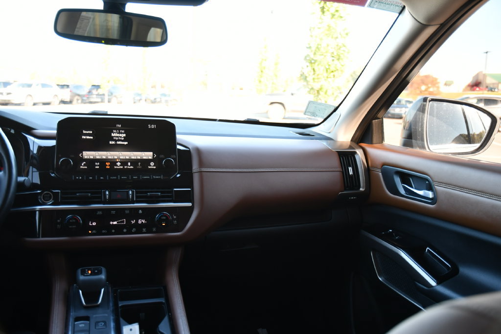 Used 2022 Nissan Pathfinder Platinum w/ Cargo Package AWD/4WD image 32
