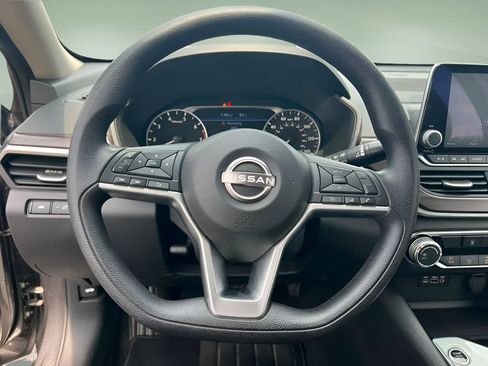 Used 2024 Nissan Altima 2.5 SV FWD image 15