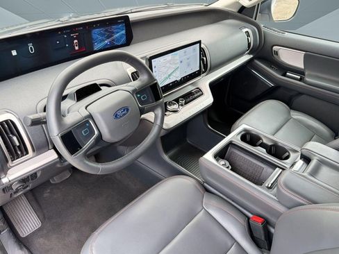 Used 2025 Ford Expedition Active AWD/4WD image 4