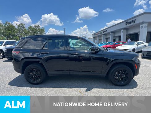 Used 2025 Jeep Grand Cherokee Altitude AWD/4WD image 5