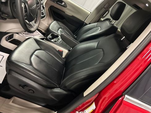 Used 2024 Chrysler Pacifica Limited FWD image 12