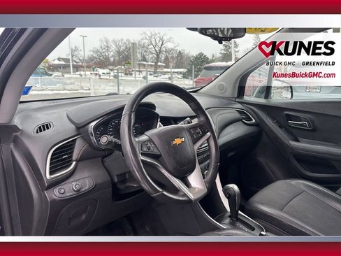 Used 2019 Chevrolet Trax LT w/ LT Convenience Package image 14