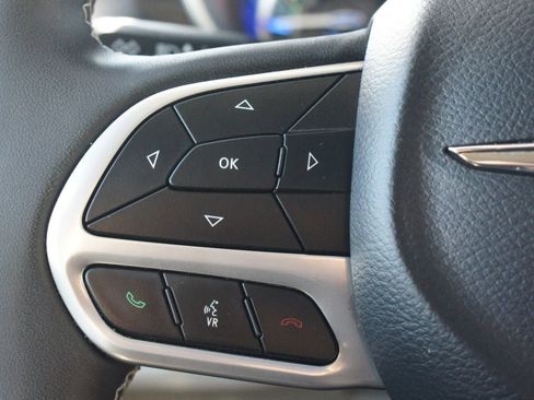 Used 2022 Chrysler Pacifica Limited w/ Uconnect Theater Family Group image 11