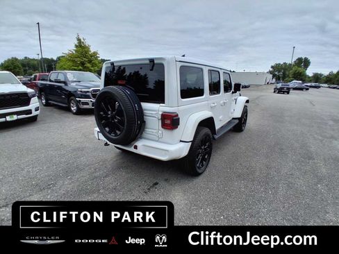 Used 2022 Jeep Wrangler Unlimited Sahara AWD/4WD image 4