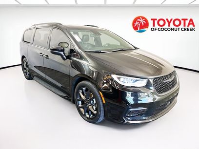 Used 2023 Chrysler Pacifica Touring-L w/ S Appearance Package