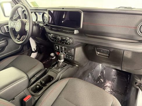 Used 2025 Jeep Wrangler Unlimited Rubicon AWD/4WD image 31