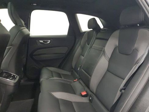 Used 2022 Volvo XC60 B6 R-Design image 13