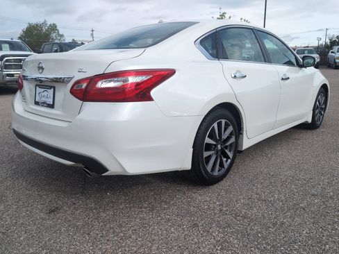 Used 2017 Nissan Altima 2.5 SL w/ Technology Package FWD image 6