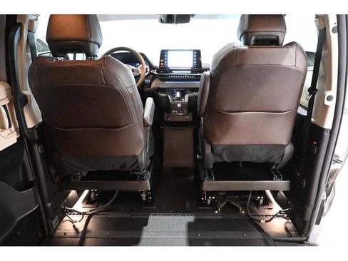 Used 2024 Toyota Sienna Platinum FWD image 20