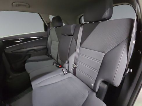 Used 2016 Kia Sorento LX w/ LX Convenience Package image 17
