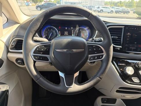 Used 2024 Chrysler Pacifica Touring-L FWD image 14
