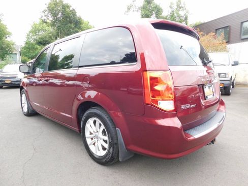 Used 2018 Dodge Grand Caravan SXT image 3